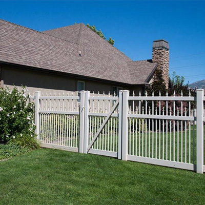 White vinyl gate installed by the top vinyl fence & gate distributors near Kingsburg, California.