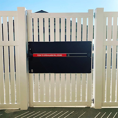 Custom vinyl fencing near Lancaster, CA provided by vinyl fence fabricator.