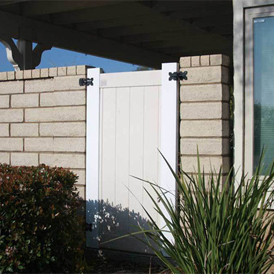 White vinyl gate supplied by top vinyl fence fabricators near Ceres CA.
