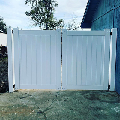 White vinyl gate near Turlock CA provided by Vinyl Craft.